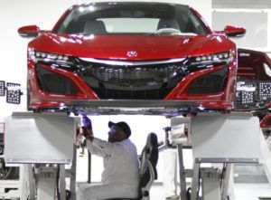 En 2021, la producción de vehículos de motor de Estados Unidos de automóviles y camiones ligeros superó los 13.1 millones de unidades, alcanzando 69% de la producción total de América del Norte. In 2021, U.S. motor vehicle production of cars and light trucks exceeded 13.1 million units, reaching 69% of total North American production.