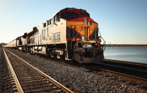 Kansas City Southern de México (KCSM) ganó participación mercado en el movimiento de carga por vía férrea en México en el primer semestre de 2021, mientras que Ferromex redujo su porción. Kansas City Southern de México (KCSM) gained market share in rail freight movement in Mexico in the first half of 2021, while Ferromex reduced its share.