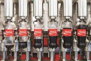 Los proveedores de Arca Continental para la producción de refrescos en Estados Unidos son The Coca-Cola Company (TCCC), ADM, Thattiesburg, Western Container Corporation, DAK Américas, Cargill, Owens Illinois, Ball, Crown, EUSA, Berry Global, Crown, Linde,Reliant y Airgas. Arca Continental's suppliers for the production of soft drinks in the United States are The Coca-Cola Company (TCCC), ADM, Thattiesburg, Western Container Corporation, DAK Americas, Cargill, Owens Illinois, Ball, Crown, EUSA, Berry Global, Crown, Linde, Reliant and Airgas.