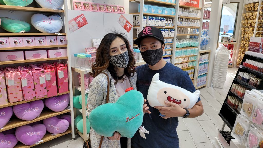 MINISO, cadena china de tiendas de bajo costo que se especializa en mercancía para el hogar y de consumo, abrió más de 1,000 tiendas en los últimos dos años. MINISO, a Chinese chain of low-cost stores that specializes in household and consumer merchandise, opened more than 1,000 stores in the last two years.