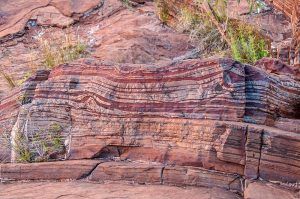 Australia se mantendrá en la cumbre entre los mayores exportadores de mineral de hierro en el mundo en los próximos tres años, según proyecciones del gobierno australiano. Australia will remain at the top of the world's largest iron ore exporters for the next three years, according to Australian government projections.