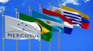 El Mercosur, que tiene como estados asociados a Chile, Colombia, Ecuador, Perú, Guyana y Surinam, opera 80% de su comercio regional libre de aranceles. Mercosur, whose associated states are Chile, Colombia, Ecuador, Peru, Guyana and Suriname, operates 80% of its regional trade free of tariffs.