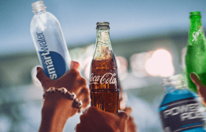 Coca-Cola FEMSA bajó sus ventas de refrescos en México por tercer año consecutivo, considerando los periodos de enero a septiembre. Coca-Cola FEMSA lowered its soft drink sales in Mexico for the third consecutive year, considering the periods from January to September.