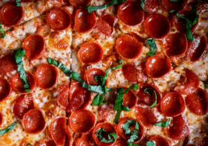 Hormel Foods informó que planea expandirse en la producción de embutidos y pepperoni. Hormel Foods reported that it plans to expand into the production of cold cuts and pepperoni.