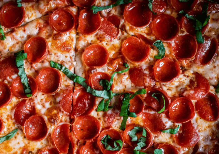 Hormel Foods informó que planea expandirse en la producción de embutidos y pepperoni. Hormel Foods reported that it plans to expand into the production of cold cuts and pepperoni.