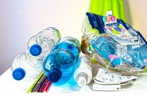 Destacadamente 12 empresas han tomado acciones contra la contaminación plástica, de acuerdo con Loop Industries. Notably, 12 companies have taken action against plastic pollution, according to Loop Industries.