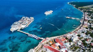 La construcción y operación de un nuevo muelle de cruceros en Cozumel se propuso por la empresa Muelles del Caribe. The construction and operation of a new cruise ship dock in Cozumel was proposed by the company Muelles del Caribe.