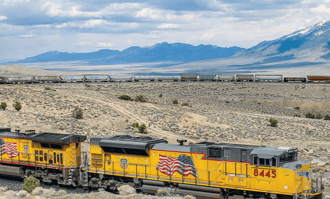 La empresa ferroviaria Union Pacific Corporation incrementó los ingresos por flete en el sector automotriz. The Union Pacific Corporation railway company increased freight revenues in the automotive sector.