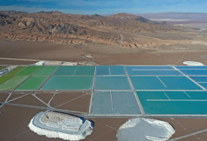 Los mayores productores de litio, SQM, FMC y Albemarle están aumentando la producción, pero se prevé que tales esfuerzos no alcancen la demanda que se avecina. Biggest lithium producers SQM, FMC and Albemarle are ramping up production, but such efforts are expected to fall short of looming demand.