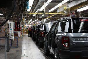 La industria automotriz impulsó las exportaciones de México en febrero. The automotive industry boosted Mexico's exports in February.