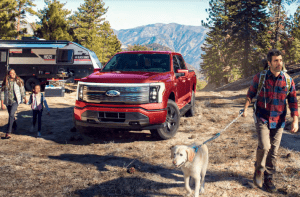 En los próximos dos años, Ford aspira a emerger como el segundo fabricante de vehículos eléctricos en América del Norte. Over the next two years, Ford aims to emerge as the number two electric vehicle manufacturer in North America.