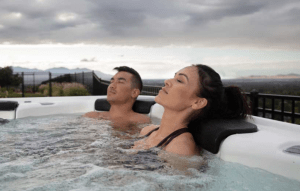 El jacuzzi proporciona un ejemplo de cómo una empresa actualmente combina la producción nacional y la deslocalización. The M9 hot tub provides an example of how one company currently combines domestic production and offshoring.