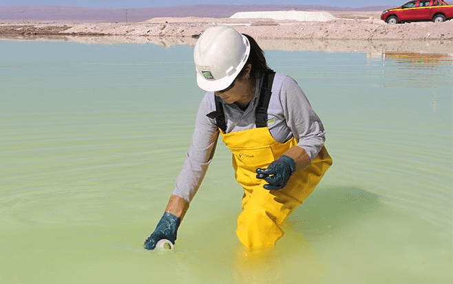 Restricciones a la exportación de materias primas críticas. Restrictions on the export of critical raw materials. Restrictions à l'exportation de matières premières critiques. Restrições à exportação de matérias-primas críticas.