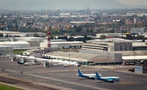 La empresa Aleatica informó que se han suspendido temporalmente las negociaciones para la posible venta de su participación en el Aeropuerto de Toluca, en México. The Aleatica company reported that negotiations for the possible sale of its stake in Toluca Airport in Mexico have been temporarily suspended.