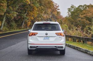 Alemania se ha mantenido permanentemente en la primera posición entre los mayores exportadores de autos. Germany has permanently remained in the first position among the largest exporters of cars.