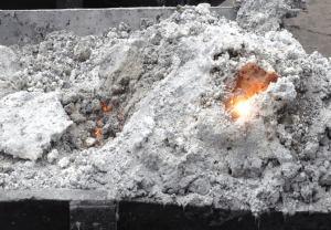 La producción mundial anual total de escoria se ha estimado en 3 millones de toneladas al año, de acuerdo con la empresa PyroGenesis Canada. The total annual world production of slag has been estimated at 3 million tons per year, according to the company PyroGenesis Canada.