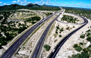 La modernización del tramo carretero Estación Don-Nogales en Sonora, tendrá una longitud aproximada de 650 kilómetros, según información del gobierno de México. The modernization of the Estación Don-Nogales highway section in Sonora will have an approximate length of 650 kilometers, according to information from the Mexican government.