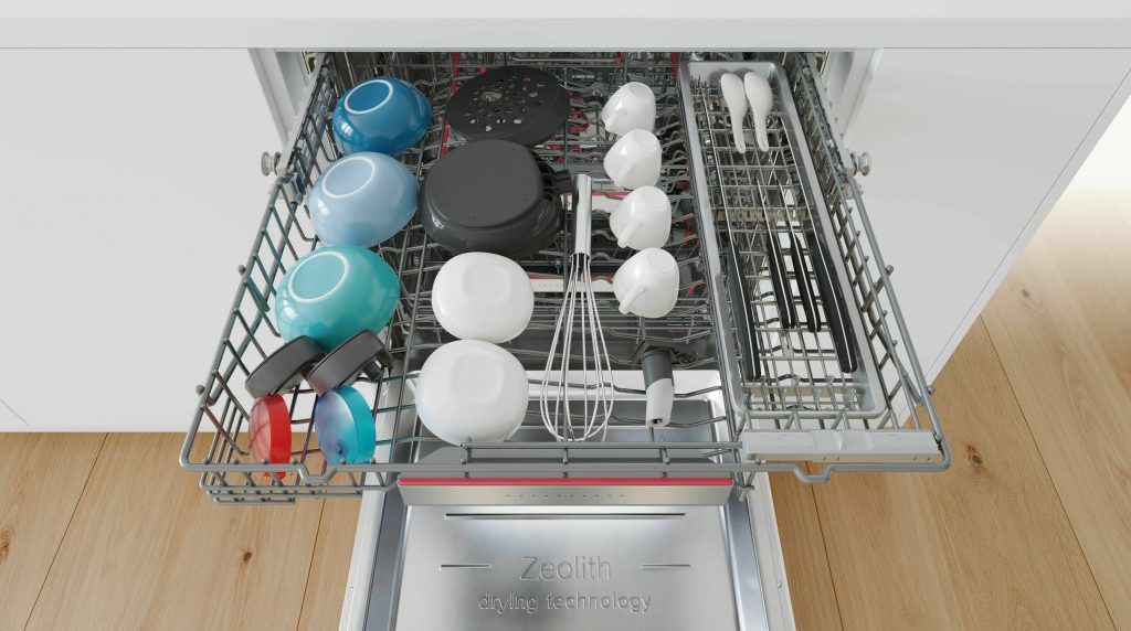 Una de las estrategias de negocio de Bosch consiste en incrementar la producción y venta de electrodomésticos conectados o reciclados. One of Bosch's business strategies is to increase the production and sale of connected or recycled appliances.