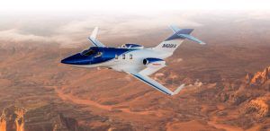 HondaJet, un avión de negocios ligero producido por Honda Aircraft Company, tiene mayor capacidad operativa. HondaJet, a light business jet produced by Honda Aircraft Company, has increased operational capability.