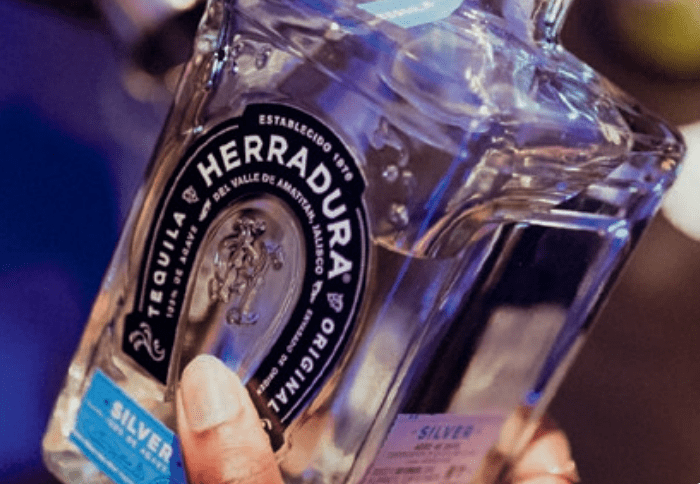 Las ventas de tequila Herradura y el Jimador crecieron a una tasa interanual de casi 30% en 2021. Sales of Herradura and El Jimador tequila grew at a year-on-year rate of almost 30% in 2021.