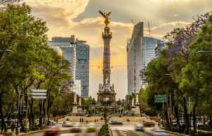 La Ciudad de México, una de las urbes más pobladas del mundo, con 22 millones de habitantes, avanza en su proyecto de Ciudad Inteligente. Mexico City, one of the most populated cities in the world, with 22 million inhabitants, is moving forward with its Smart City project.