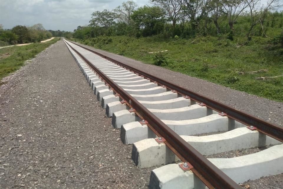 El Tren Transístmico, a cargo del Ferrocarril del Istmo de Tehuantepec (FIT), es un proyecto que avanza a 67.5 por ciento. The Transisthmian Train, under the responsibility of Ferrocarril del Istmo de Tehuantepec (FIT), is a project that is progressing at 67.5 percent.