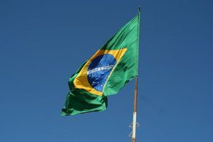 El gobierno de Brasil ha llevado a cabo un proceso de privatización que en el último trienio ha vendido más de 100 activos de su propiedad. The Brazilian government has carried out a privatization process that in the last three years has sold more than 100 of its assets.