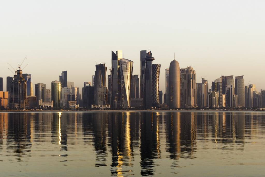 El gobierno qatarí creó en 2005 la Dirección de Inversiones de Qatar (QIA), que es el fondo soberano de inversión de Qatar. The Qatari government established the Qatar Investment Authority (QIA) in 2005, which is Qatar's sovereign wealth fund.