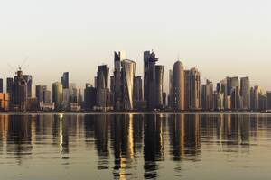 El gobierno qatarí creó en 2005 la Dirección de Inversiones de Qatar (QIA), que es el fondo soberano de inversión de Qatar. The Qatari government established the Qatar Investment Authority (QIA) in 2005, which is Qatar's sovereign wealth fund.