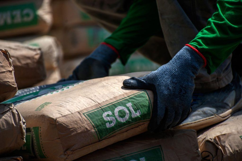 El mercado peruano del cemento está compuesto básicamente por tres grupos y otras 2 plantas, de acuerdo con la empresa Cementos Pacasmayo. The Peruvian cement market is basically composed of three groups and two other plants, according to Cementos Pacasmayo.