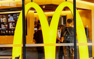 McDonald’s prevé 1,900 nuevos restaurantes. McDonald's plans 1,900 new restaurants. McDonald's prévoit 1 900 nouveaux restaurants.