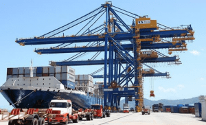 Companhia Siderúrgica Nacional: nuevas grúas pórtico en el Puerto de Itaguaí. Companhia Siderúrgica Nacional: new gantry cranes in the Port of Itaguaí. Companhia Siderúrgica Nacional : nouvelles grues à portique dans le port d'Itaguaí. Companhia Siderúrgica Nacional: novos guindastes de pórtico no Porto de Itaguaí.