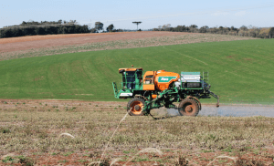 Brasil lidera importaciones de herbicidas en el mundo. Brazil leads imports of herbicides in the world. Le Brésil est en tête des importations d'herbicides dans le monde. O Brasil lidera as importações de herbicidas no mundo.