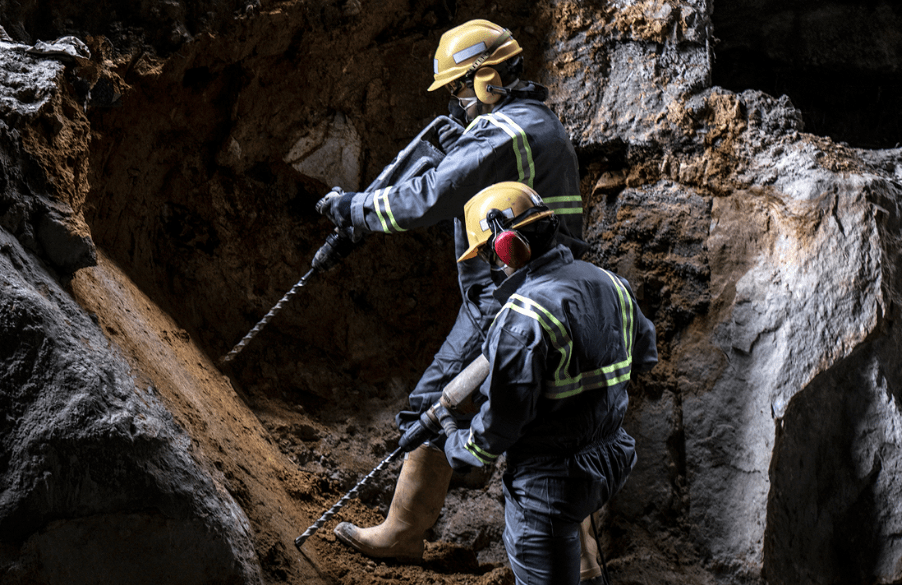 Industria minera en Perú y el Proyecto Quellaveco. Mining industry in Peru and the Quellaveco Project. L'industrie minière au Pérou et le projet Quellaveco. Indústria de mineração no Peru e o Projeto Quellaveco.