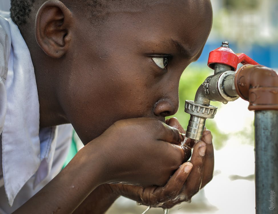 El problema del agua: escasez y tratamiento. The problem of water: scarcity and treatment. Le problème de l'eau : rareté et traitement. O problema da água: escassez e tratamento.